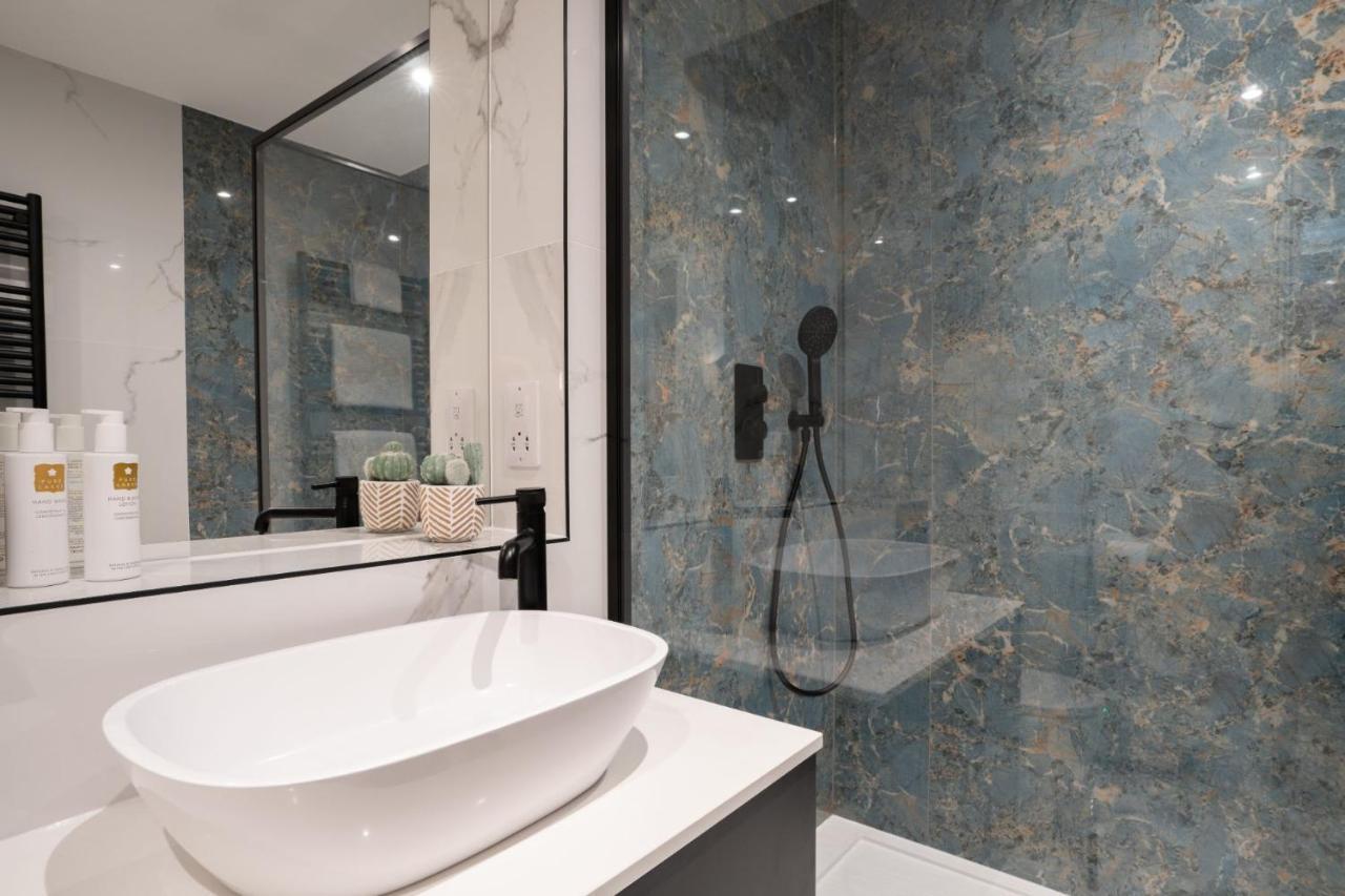 אמבלסייד Brand New - Contemporary - 2 Bedroom - 2 Bathroom - Spacious Apartment - Lake Views מראה חיצוני תמונה